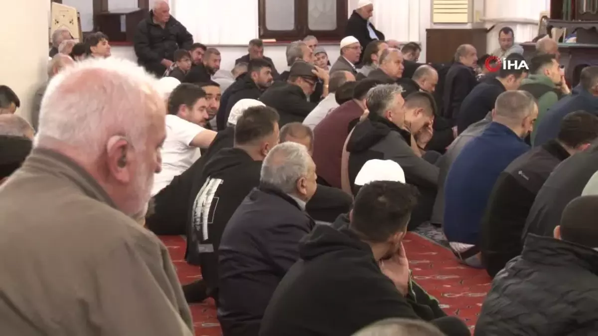 İzmirliler Bayram Namazında Tarihi Hisar Camii'ne Akın Etti
