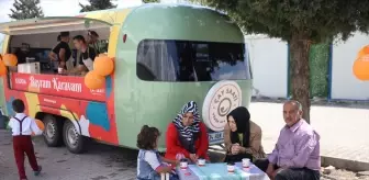 KADEM, Kahramanmaraş'taki depremzedelere 'Bayram Karavanı'yla ikramlarda bulunuyor