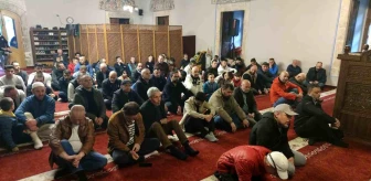 Kosova'da Müslümanlar Bayram Namazını Kılmak İçin Camilere Akın Etti