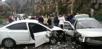 Adana'da trafik kazasında 6 kişi yaralandı
