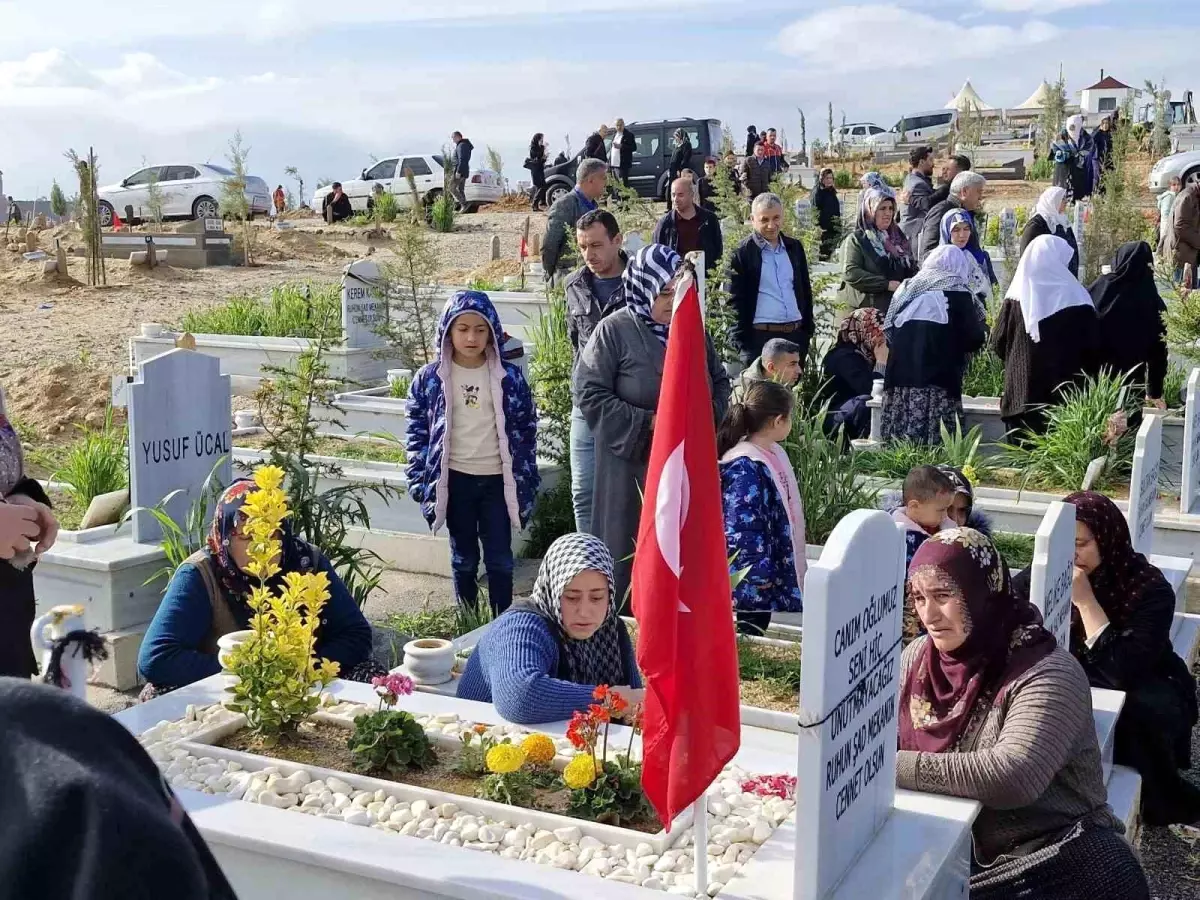 Malatya'da depremde kaybedilen yakınlarının mezarına koşan vatandaşlar hüzünlü bir bayram yaşadı