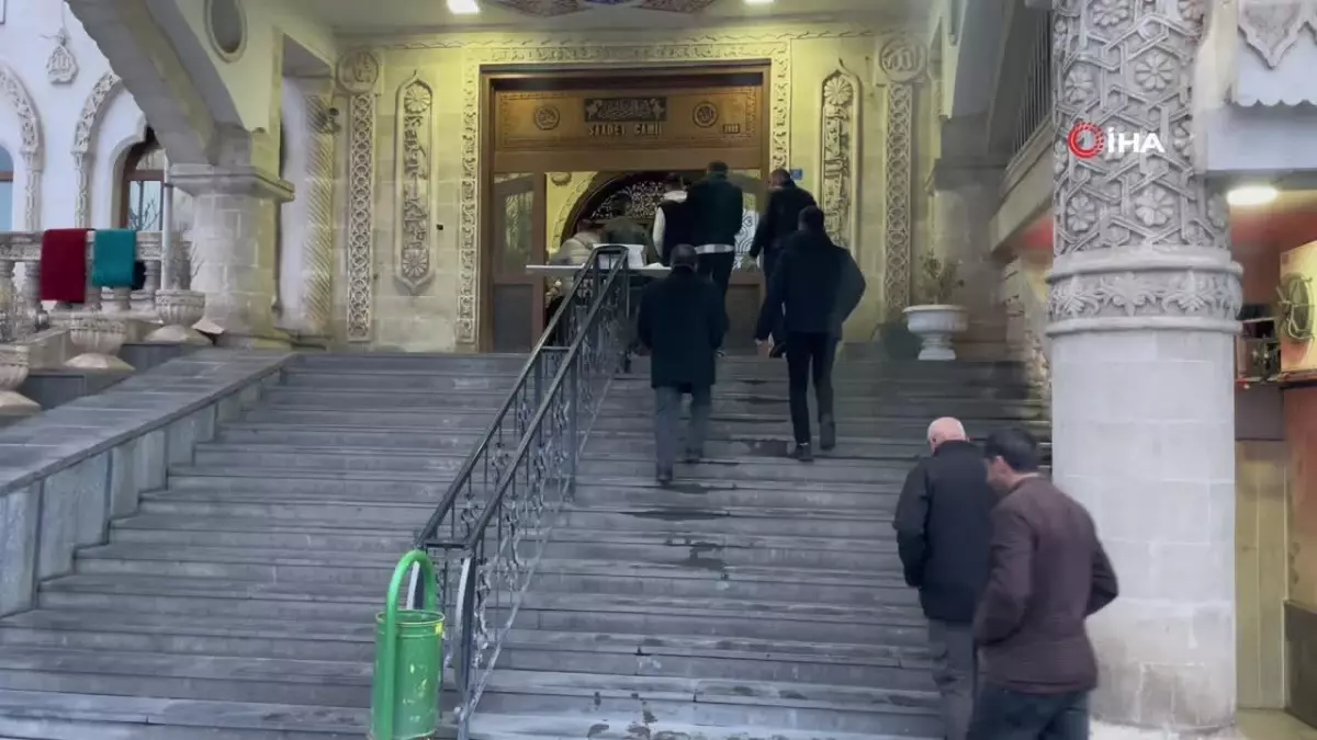 Tatvan'da bayram namazı kılındı