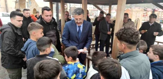Hakkari Valisi Ali Çelik, çocuklara bayram harçlığı dağıttı