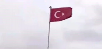 Kayseri'nin Tomarza ilçesinde muhtar, Türk bayrağını yeniledi
