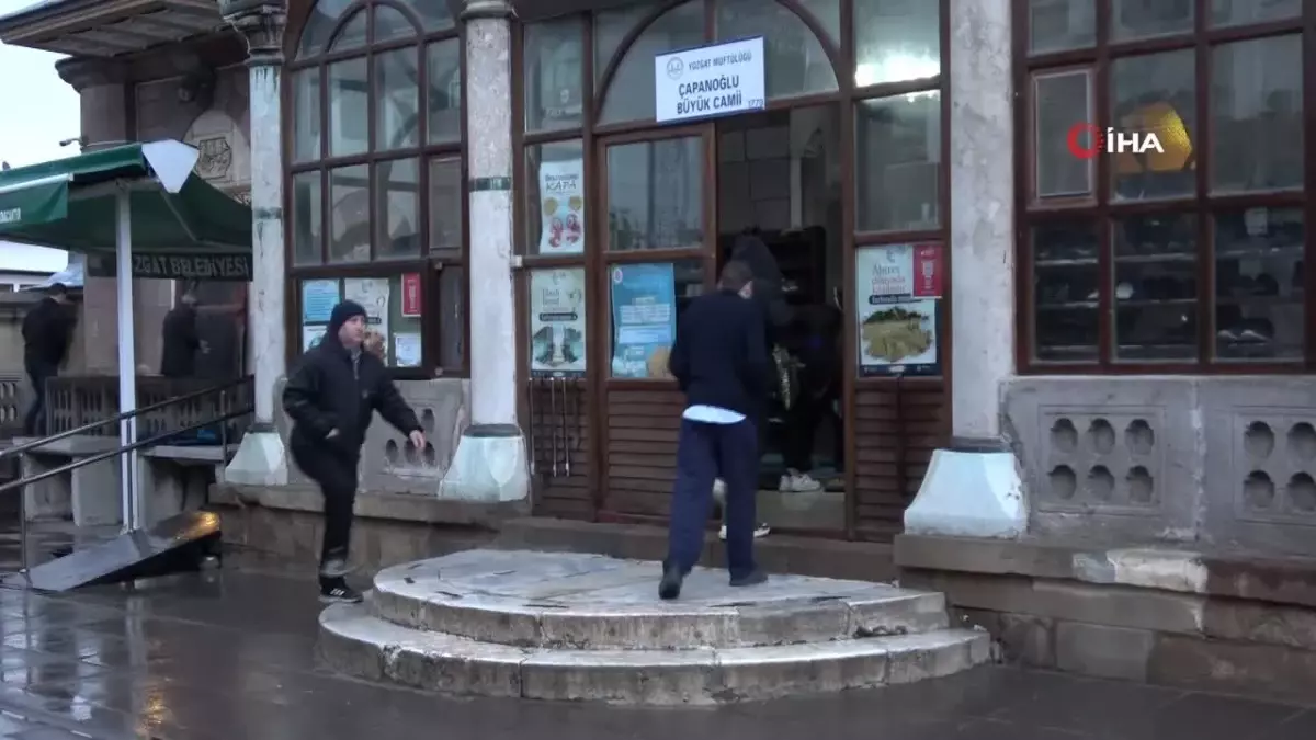 Yozgat'ta Vatandaşlar Bayram Namazı İçin Camilere Akın Etti
