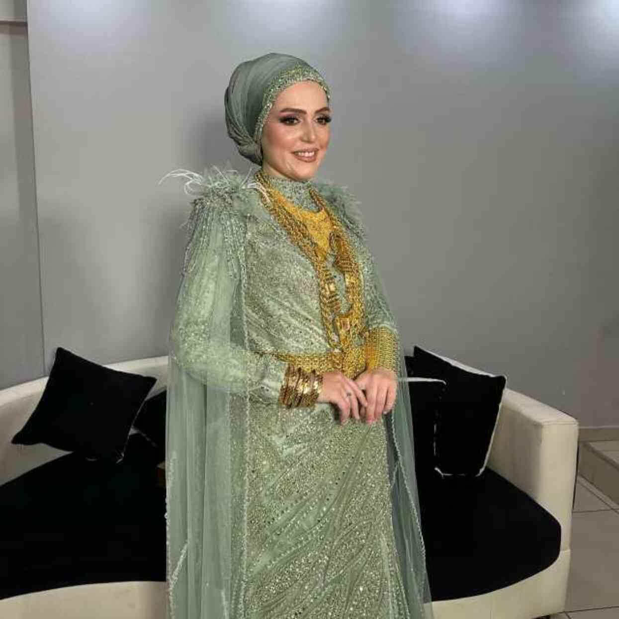 Altınlı paylaşımlarından dolayı mercek altına alınan Nevra Bilem, eşinin aldığı bayram hediyesiyle gündemde