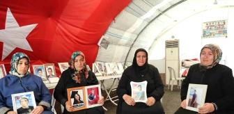 Diyarbakır'da evlat nöbetinde olan annelerin bayramı gözyaşları içinde kutladı