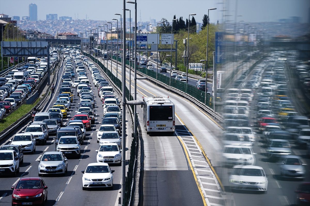 İstanbul'da Ramazan Bayramı dolayısıyla trafik ve yolcu yoğunluğu yaşandı