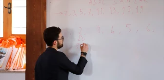Üniversite öğrencisi camide matematik dersi veriyor