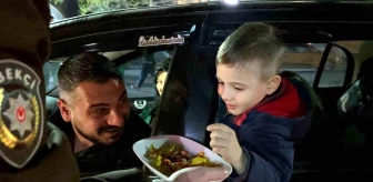 Akyazı'da Polis ve Bekçilerden Şeker İkramı