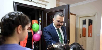 Iğdır Valisi Ercan Turan, Aile ve Sosyal Hizmetler İl Müdürlüğü'nün hizmet modellerinden yararlanan çocukları ziyaret etti