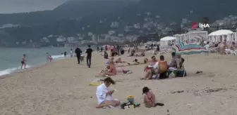 Alanya'da vatandaşlar bayramın 3'üncü gününü plajda geçirdi