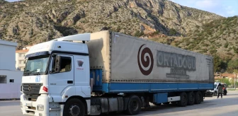 Amasya'da bakır yüklü tırın dorsesinde 64 düzensiz göçmen yakalandı, sürücü gözaltına alındı