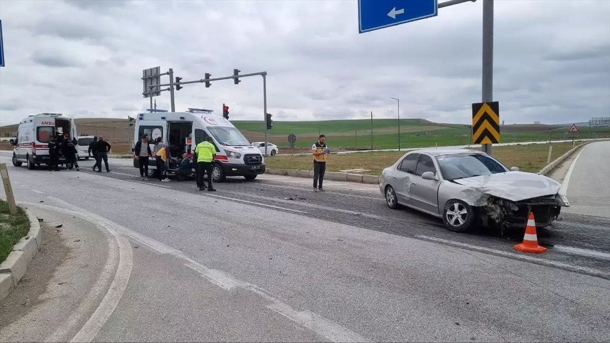 Çorum'un Alaca ilçesinde 2 araç çarpıştı, 5 kişi yaralandı