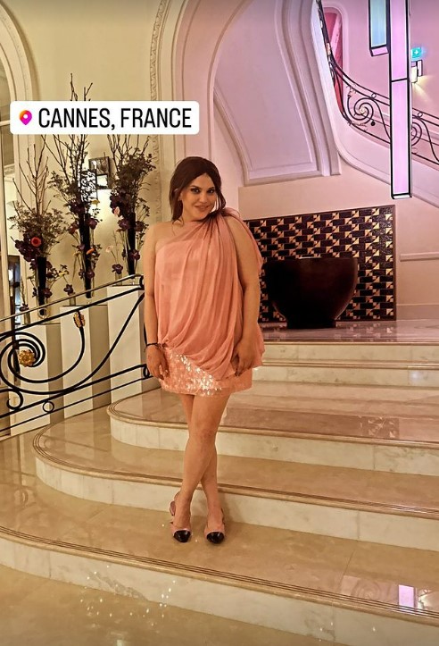 Feyza Civelek Cannes'ta ne giydi? Civelek'in eleştirilen ödül töreni elbisesi ne?