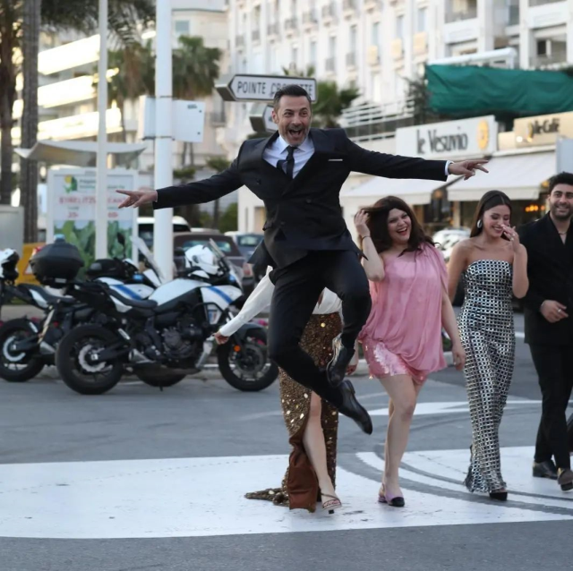Feyza Civelek Cannes'ta ne giydi? Civelek'in eleştirilen ödül töreni elbisesi ne?