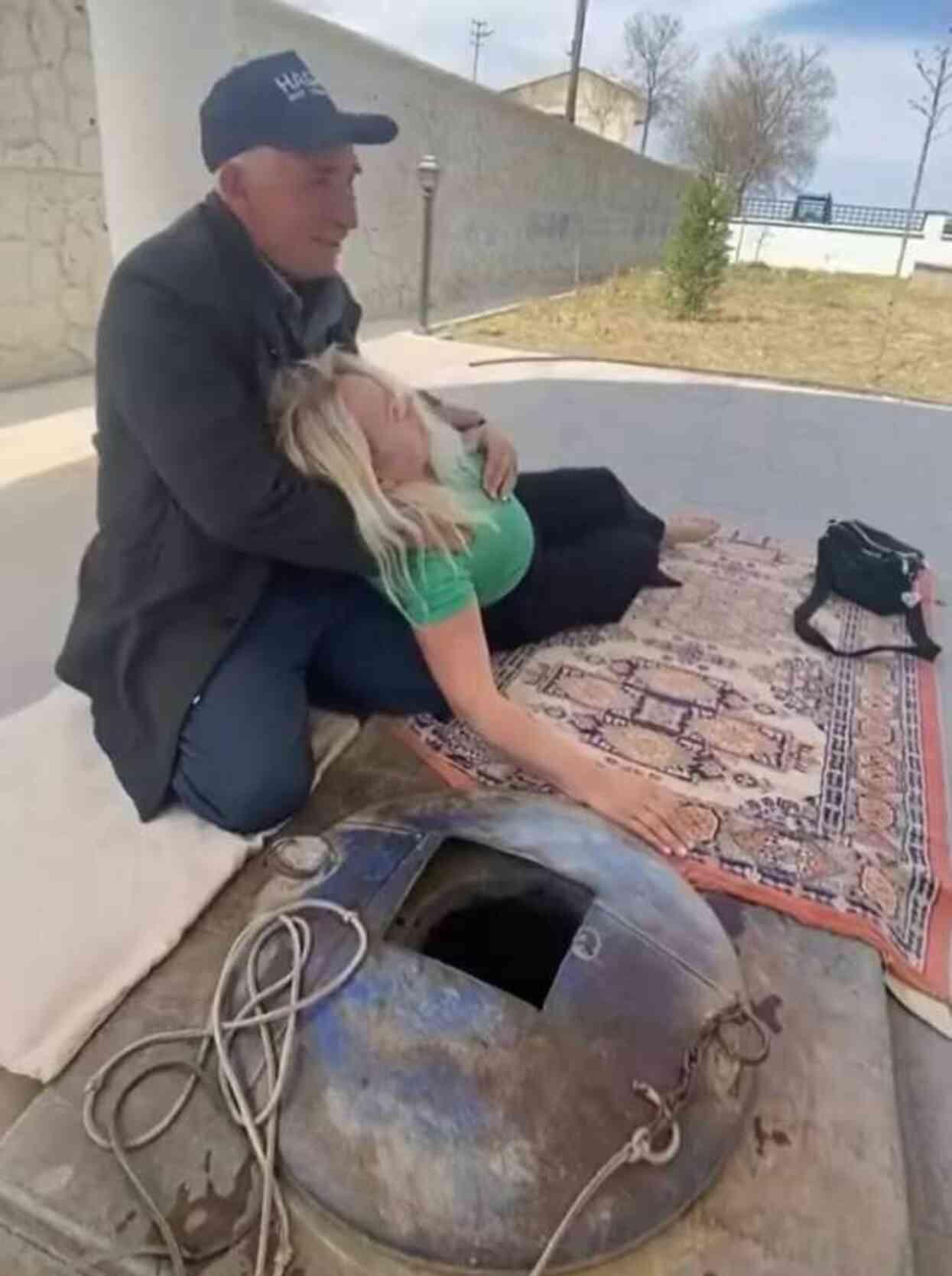 Görüntüler sosyal medyada kısa sürede yayıldı! Türbe bahçesinde yerdeki deliğe bakan kadın bayıldı