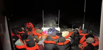 İzmir'de lastik botlarda 23'ü çocuk 79 düzensiz göçmen yakalandı