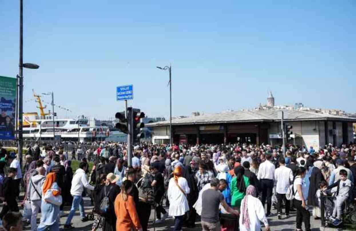 Ramazan Bayramı'nı fırsat bilenler Eminönü'ne akın etti