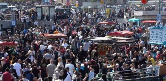 Ramazan Bayramı'nda Eminönü'nde Yoğunluk