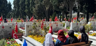 Ramazan Bayramı'nda Edirnekapı Şehitliği'nde Kabir Ziyareti