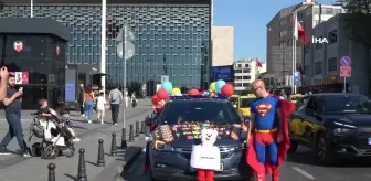 Taksim'de Süpermen kostümlü adam çocukların ilgi odağı oldu