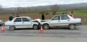 Tokat'ta kafa kafaya çarpışan araçlarda 3 kişi yaralandı