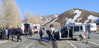 Van'da iki hafif ticari araç çarpıştı: 13 yaralı