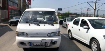 Bursa'da Bilincini Kaybeden Sürücü 3 Otomobile Çarptı: 5 Yaralı