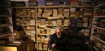 Emekli İşçi, Kaybolmaya Yüz Tutan Kitapları Topluyor