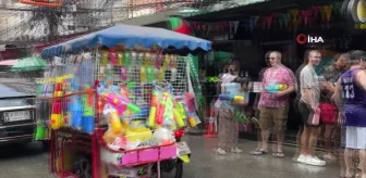 Tayland'da renkli görüntülerle başlayan Su Festivali