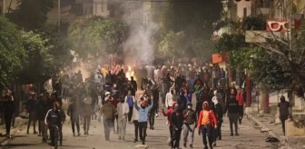Tunus'ta polisle tartışan genç kendini ateşe verdi
