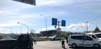 Bingöl'de Minibüs ve Hafif Ticari Araç Çarpıştı: 15 Kişi Yaralandı