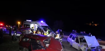 Çanakkale'de kafa kafaya çarpışan otomobillerde 8 kişi yaralandı