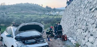 Antakya'da istinat duvarına çarpan otomobilde 4 kişi yaralandı