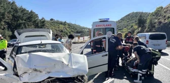 Manisa'da Otomobil Kazası: 3 Kişi Yaralandı