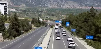 Ramazan Bayramı tatilinde Muğla ve Antalya'da uzun araç kuyrukları oluştu