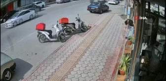 Otomobille çarpışan motosiklet sürücüsü böyle savruldu