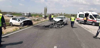 Kayseri'de kafa kafaya çarpışan otomobillerde 7 kişi yaralandı