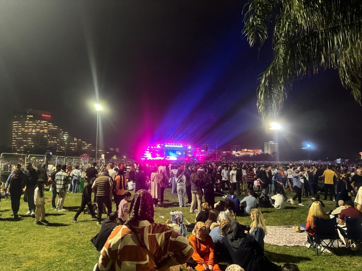 Adana'da Portakal Çiçeği Karnavalı'nda Emircan İğrek sahne aldı