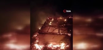 Rize'de 2 katlı ahşap ev çıkan yangında kül oldu