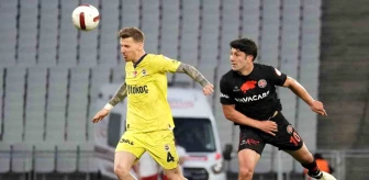 Fenerbahçe'nin Serdar Aziz'i sakatlandı, yerine Rodrigo Becao girdi