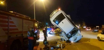 Van-Erciş Karayolunda Otomobil Bariyerlere Çarptı, 3 Kişi Yaralandı