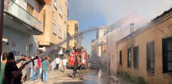 Aydın'ın Germencik ilçesinde çıkan yangında metruk bina kullanılamaz hale geldi