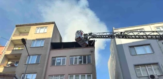 Balıkesir'de 3 Katlı Binanın Çatısında Yangın