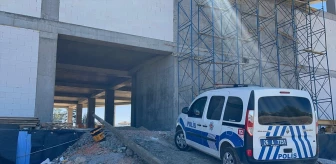 Eskişehir'de İnşaat İşçisi Düşerek Yaralandı