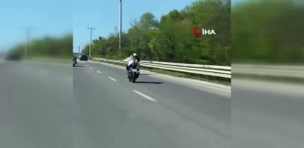 Gençlerin tehlikeli motosiklet yolculuğu kamerada