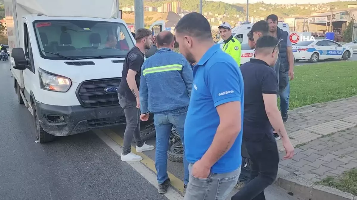 Motosiklet sürücüsü kamyonun altında kaldı