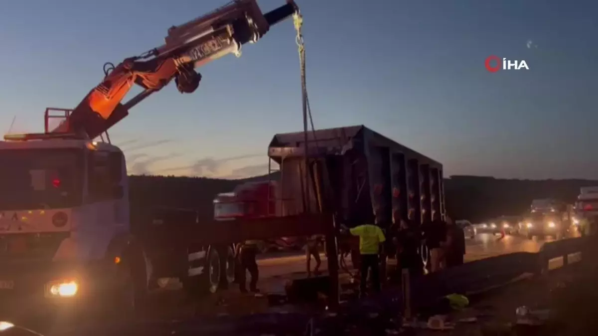 Pendik'te tır devrildi