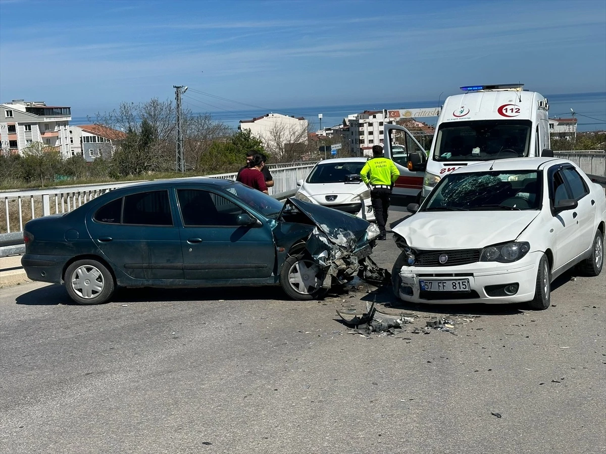 Sinop'ta Otomobil Çarpışması: 2 Kişi Yaralandı